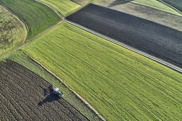 Luftaufnahmen Traktor per Kameradrohne vom Fotografen