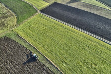 Luftaufnahmen Traktor per Kameradrohne vom Fotografen