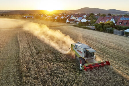 Claas Mähdrescher im Sonnenuntergang, Drohnenaufnahme